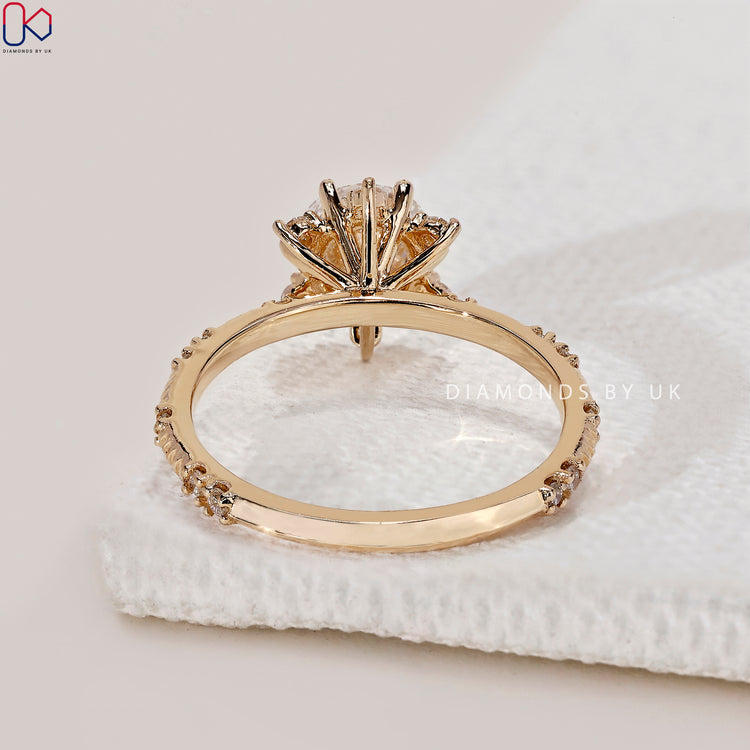 Customise your engagement ring to create a unique design.
