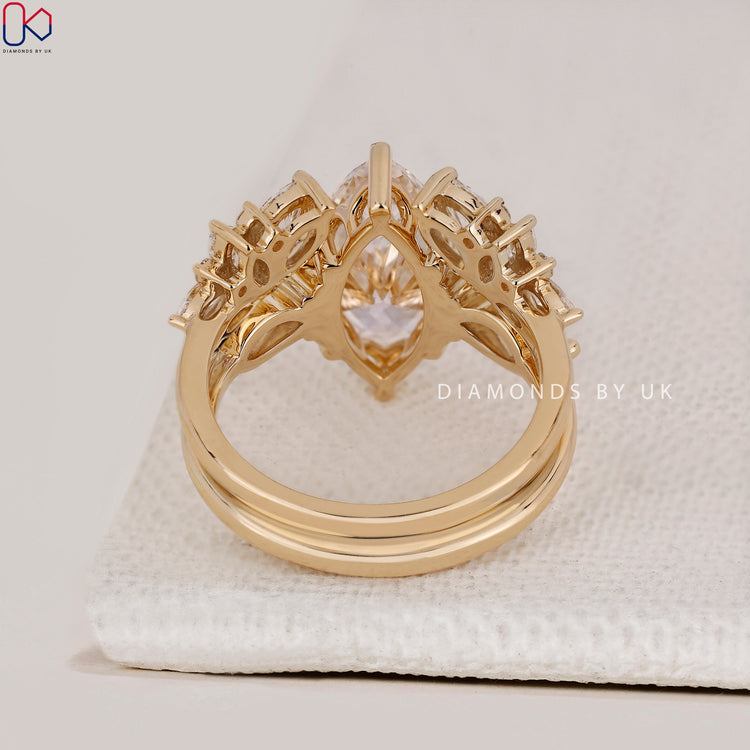 Prong setting wedding band featuring round cut diamonds.
