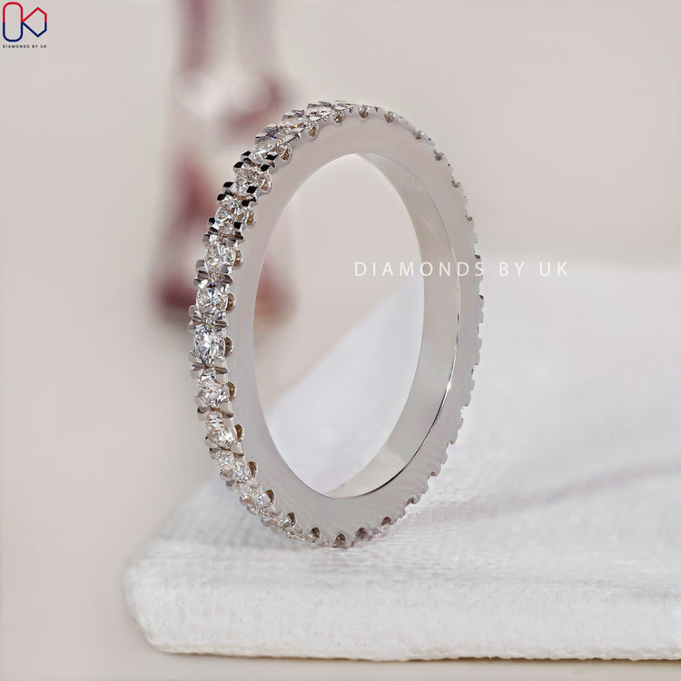 Buy wedding band that combines quality and timeless design.
