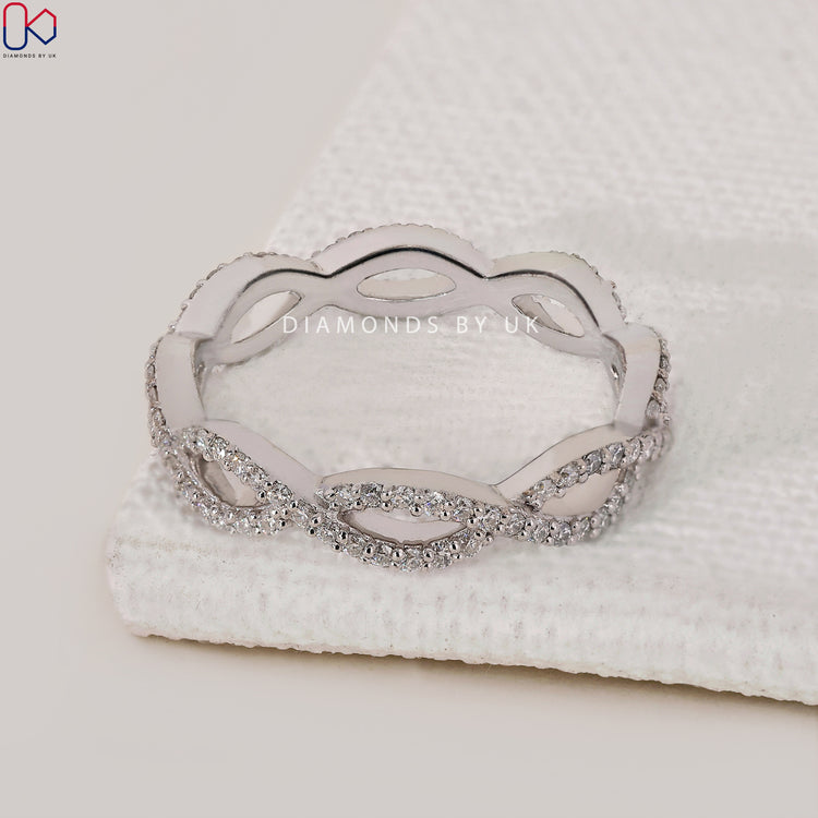 Handmade band with prong setting and refined white gold finish.
