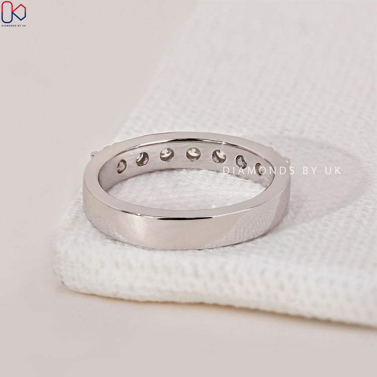 A dazzling igi certified diamond band for a touch of refined beauty.
