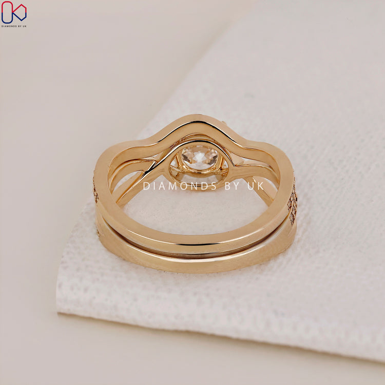 Curved wedding band crafted in yellow gold for a perfect bridal set.
