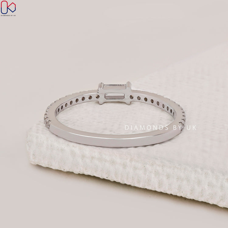 Handmade band with a blend of baguette and round diamonds.
