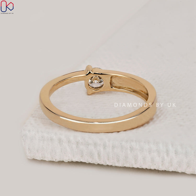 IGI certified round brilliant cut engagement ring.
