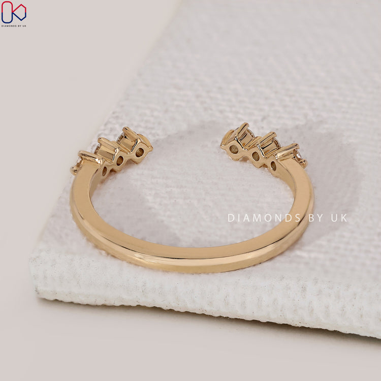 Diamondsbyuk band with a prong set round diamond in an open gap style.
