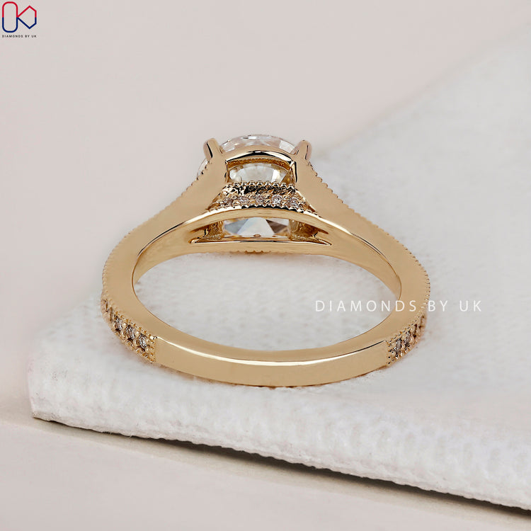 Handmade jewellery with a timeless round brilliant cut diamond ring centre.