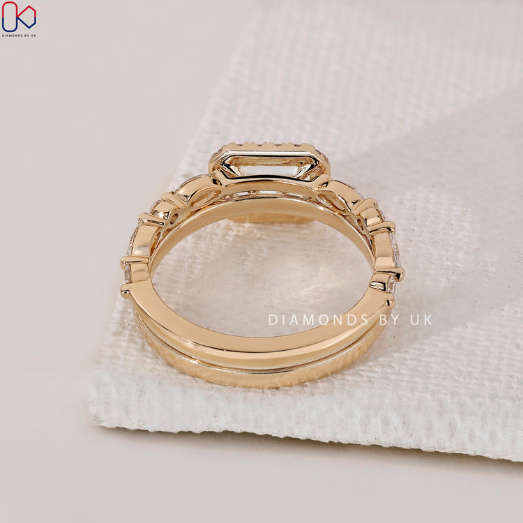 Marquise and round diamond band in yellow gold.
