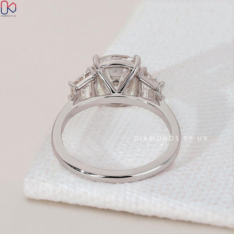 Claw Prongs securely hold the sparkling diamond in place.
