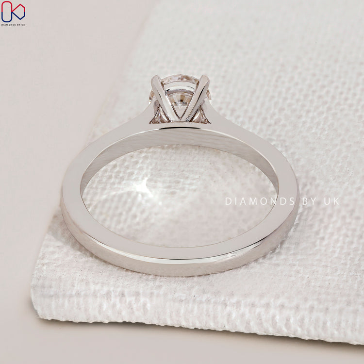 4 Prong Claw Setting holding a brilliant round diamond.
