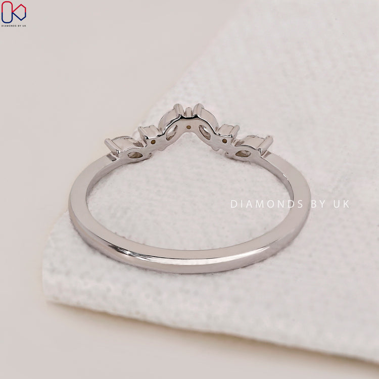 Shop to buy wedding band that combines elegance and timeless design.
