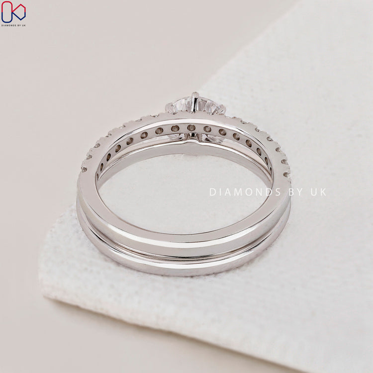 Solitaire setting engagement ring with a stunning wedding band.
