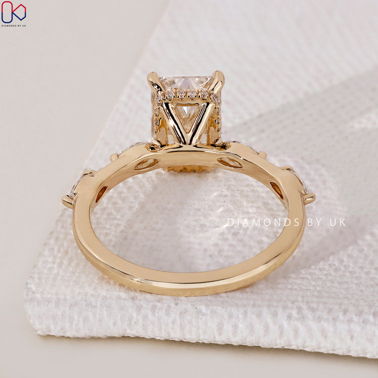 4 prong claw setting securing the diamond beautifully.
