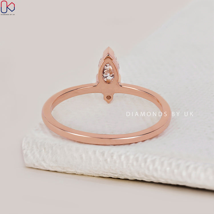 Diamondsbyuk band in rose gold with a handmade touch.
