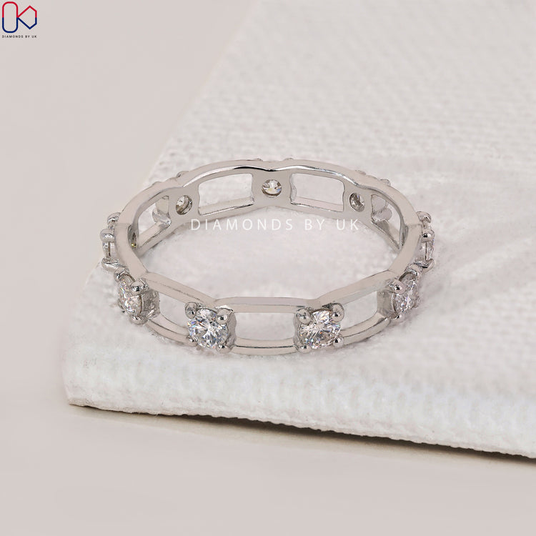 Diamondsbyuk wedding band features chain link band with Lab Grown Diamond.
