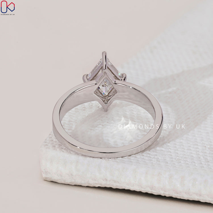 Diamondsbyuk ring with an antique cut diamond in a timeless design.
