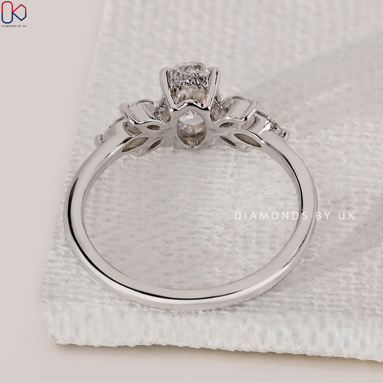 4 claw prong setting ring in white gold.
