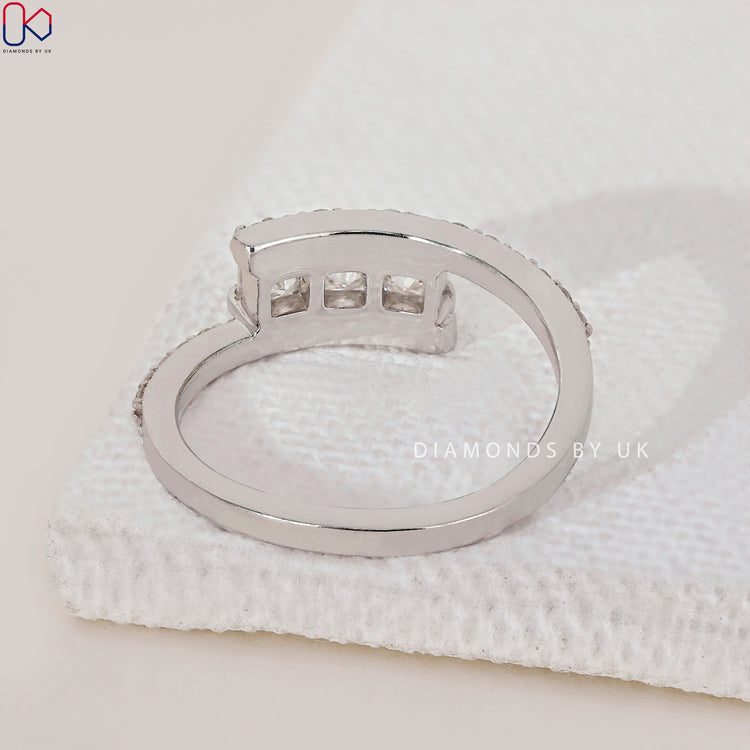 Diamondsbyuk band for a flawless wedding ring choice