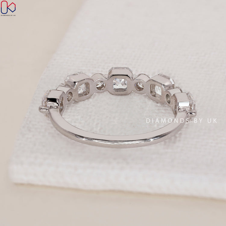 Minimalist wedding band with a modern and simple style.
