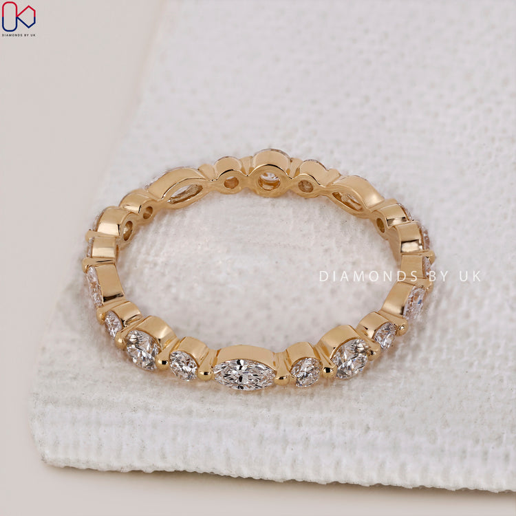 Discover and buy wedding band designs that suit every style and occasion.

