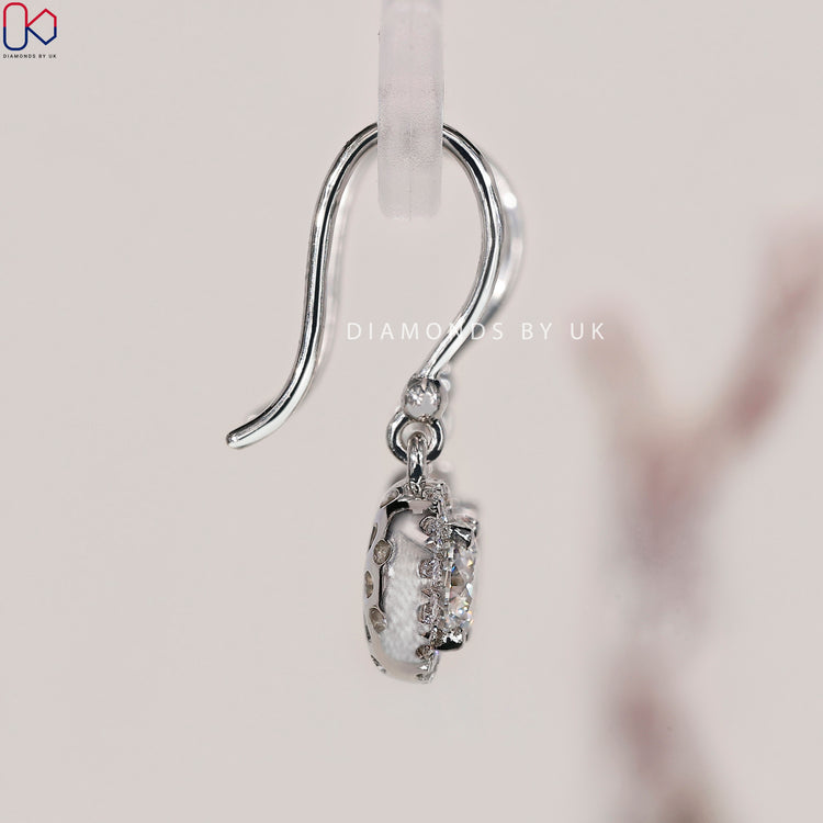 Stunning white gold earrings with a modern touch.

