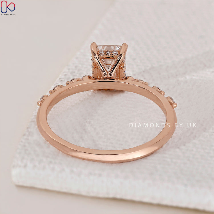 Round cut diamond engagement ring with timeless elegance.
