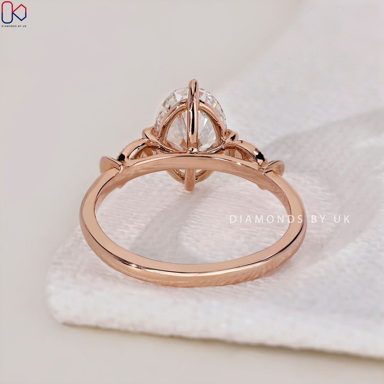 Luxurious rose gold ring featuring a dazzling diamond centrepiece.
