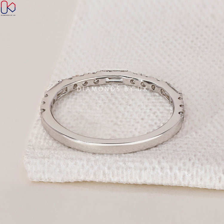 Handmade band with white gold and diamonds.
