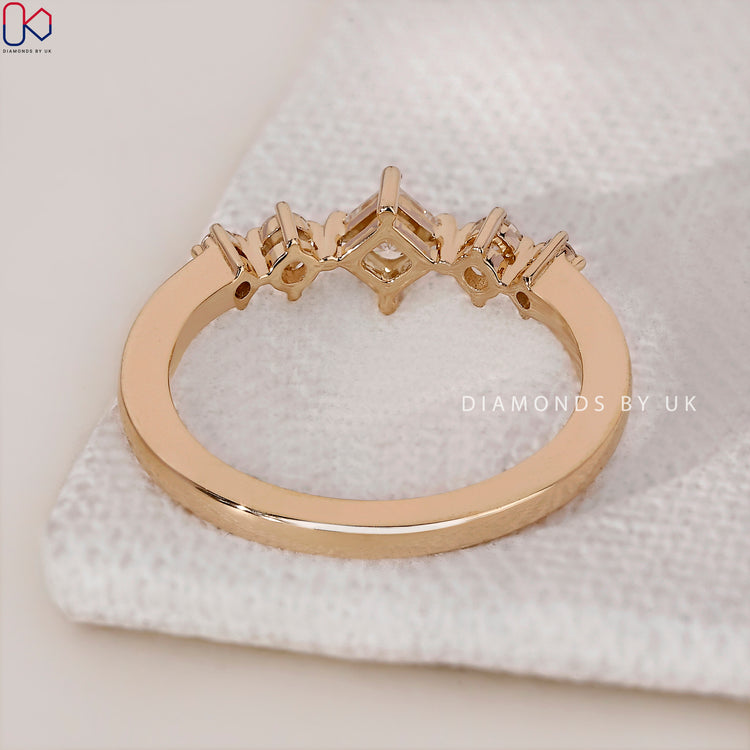 Engagement ring UK with IGI certified diamonds.
