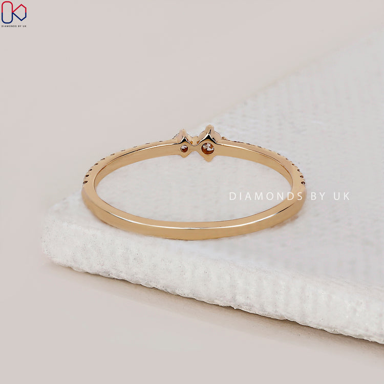 Handmade band with round cut diamonds in yellow gold.
