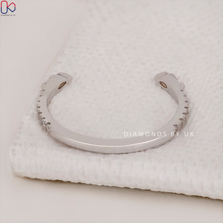 Minimalist wedding band in white gold, perfect for a simple yet elegant look.
