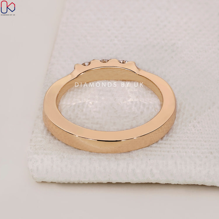 Handmade jewellery wedding band in yellow gold.
