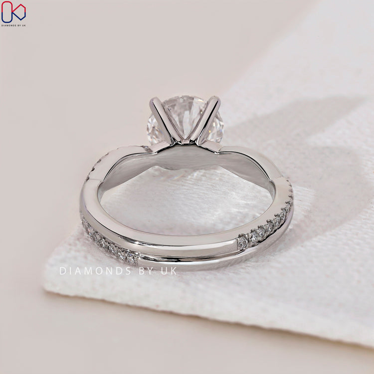 IGI certified round diamond ring set in a high-quality white gold engagement ring.
