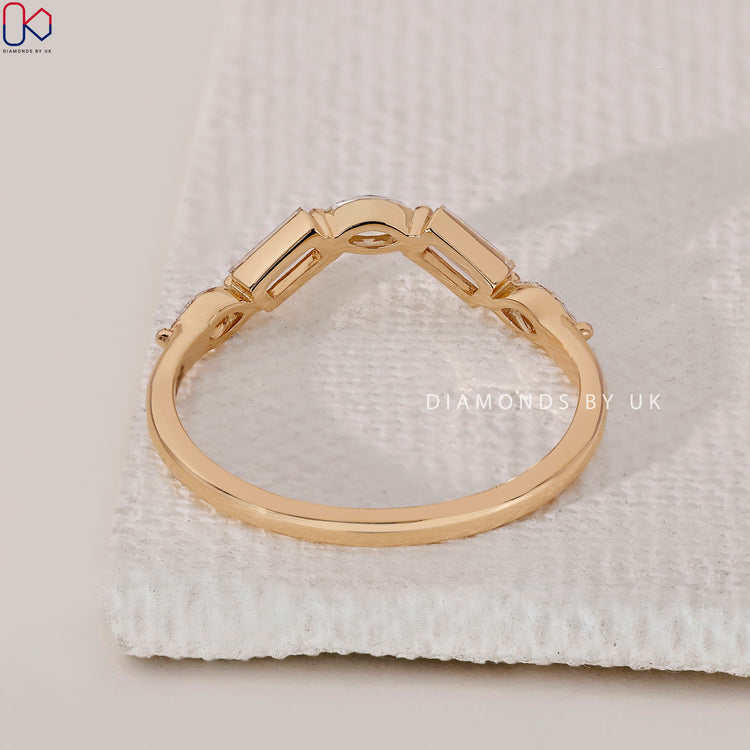 Handmade band in curvy wedding band style.
