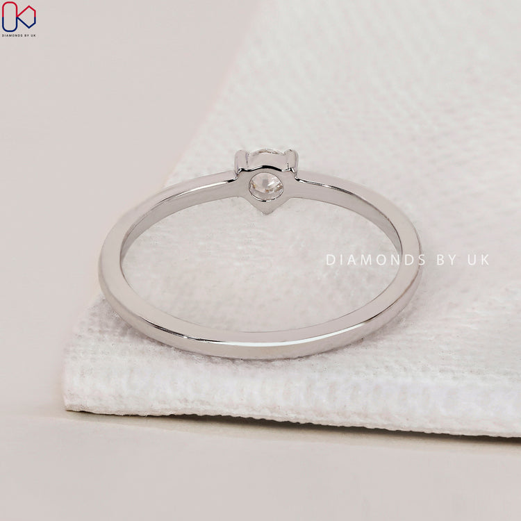 Minimalist Ring perfect for everyday elegance.
