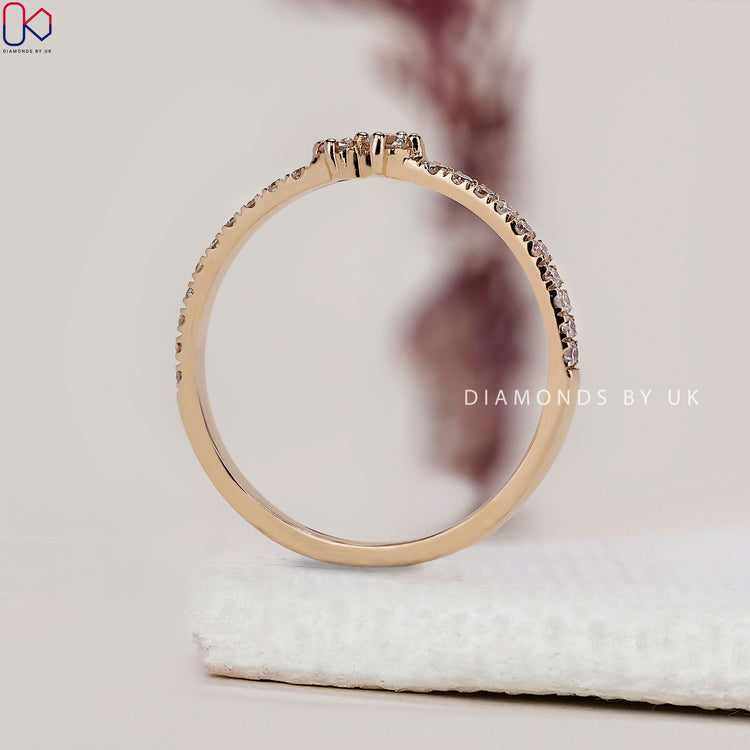 Diamondsbyuk band featuring yellow gold and round cut diamonds.
