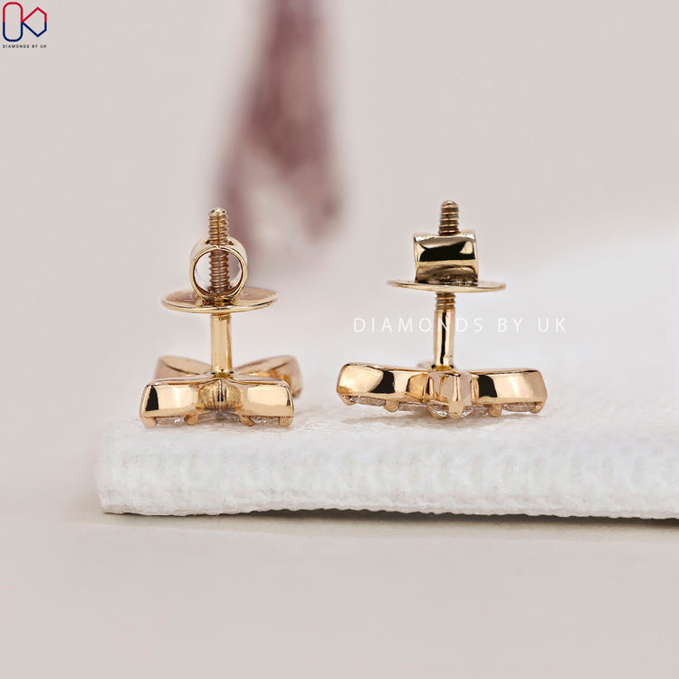 Handmade jewellery featuring exquisite round diamond earrings.
