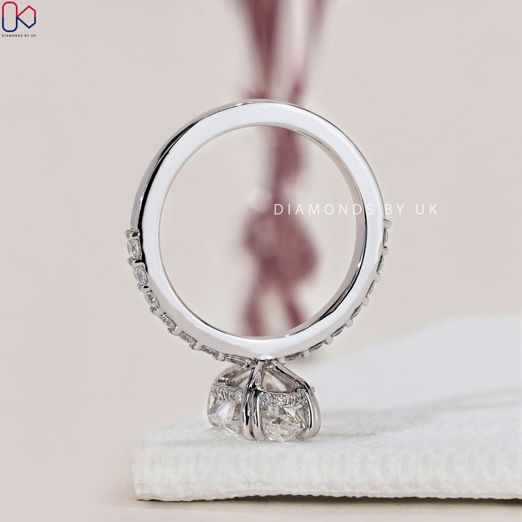 Double Claw Prong setting for secure diamond placement.
