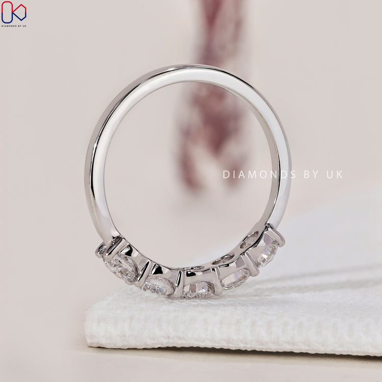 Handmade jewellery showcasing exquisite round diamonds in a minimalist style.
