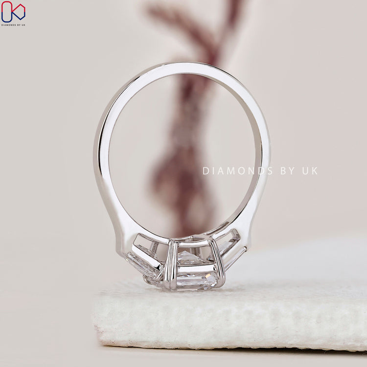 Diamondsbyuk Ring in white gold with a sophisticated design.
