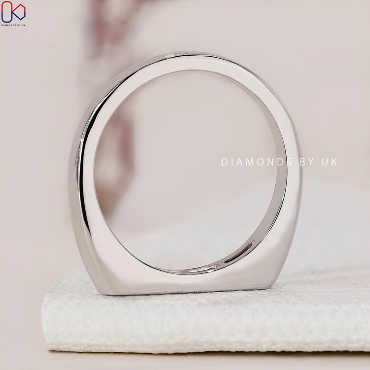 Lab Grown Diamond wedding band combining beauty and ethical sourcing.
