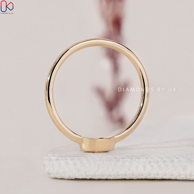 Solitaire diamond ring with a simple band
