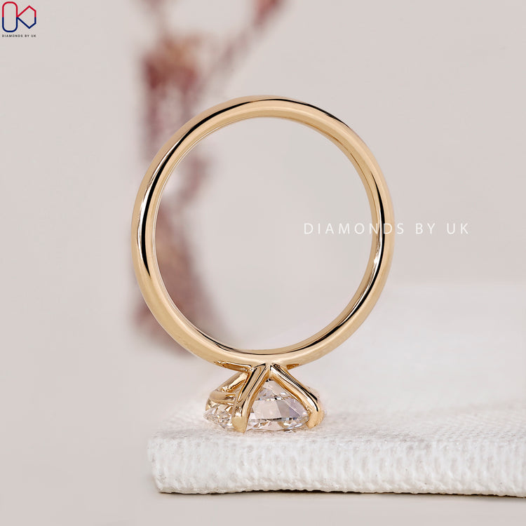 Timeless white gold engagement ring with a brilliant sparkle.
