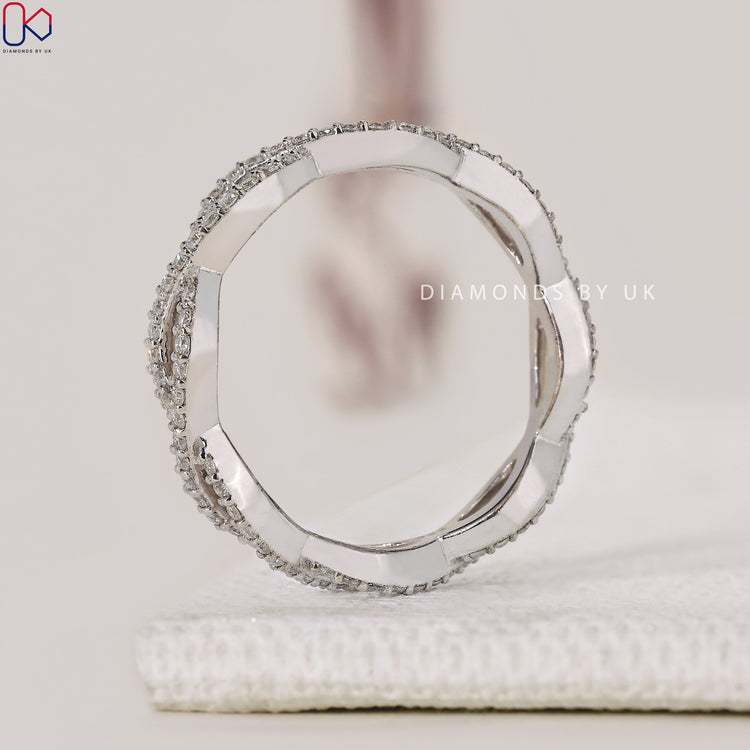 Diamondsbyuk band with round cut diamonds in elegant setting.
