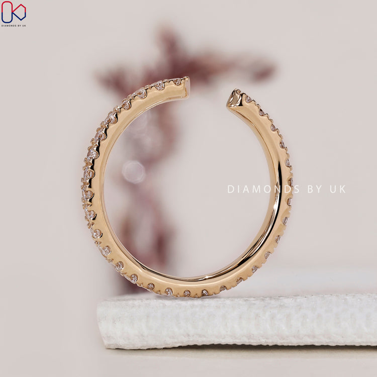 Handmade jewellery with continuous diamond pattern.
