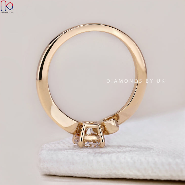 Buy engagement ring featuring sparkling diamonds.
