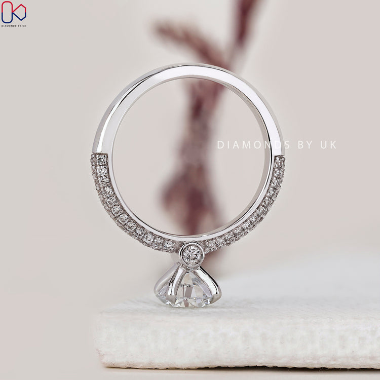 Handmade jewellery featuring exquisite craftsmanship and timeless appeal.
