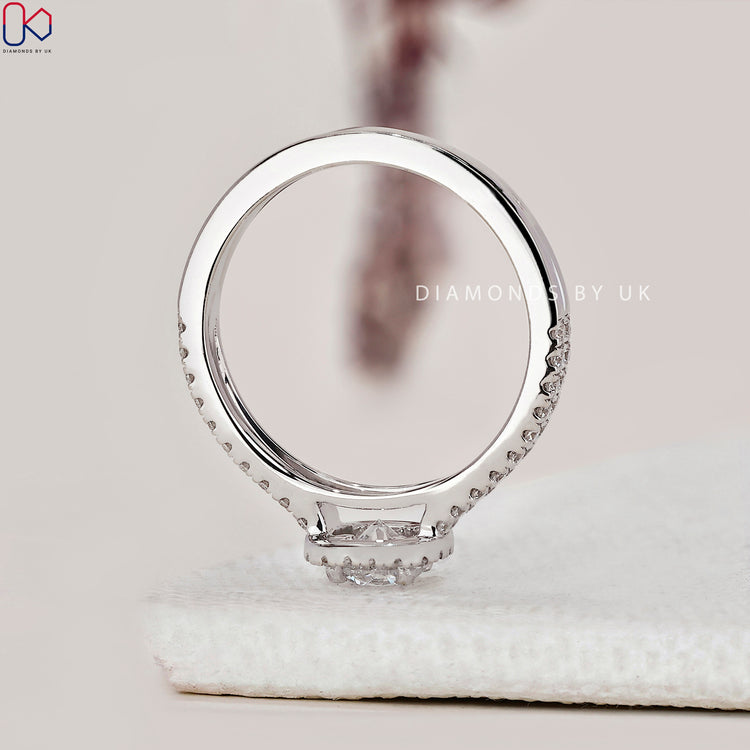 Handmade jewellery designed to highlight the beauty of diamonds.
