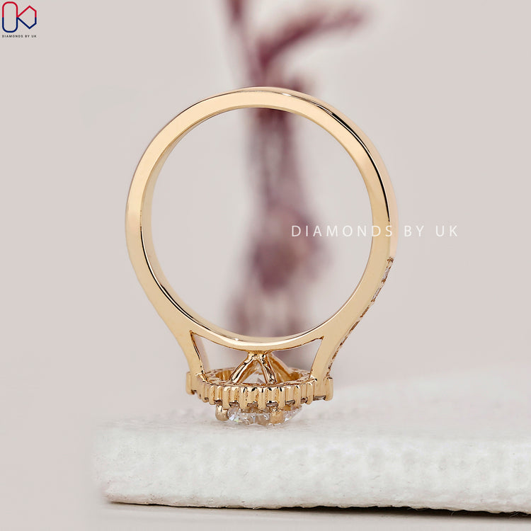 Elegant Diamondsbyuk ring perfect for your special occasion.
