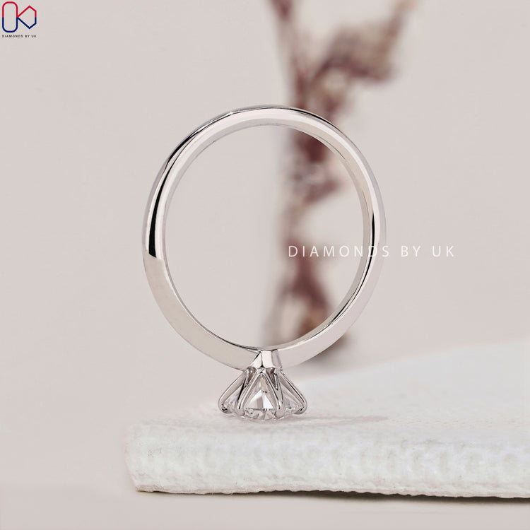 Handmade jewellery featuring a stunning round diamond.
