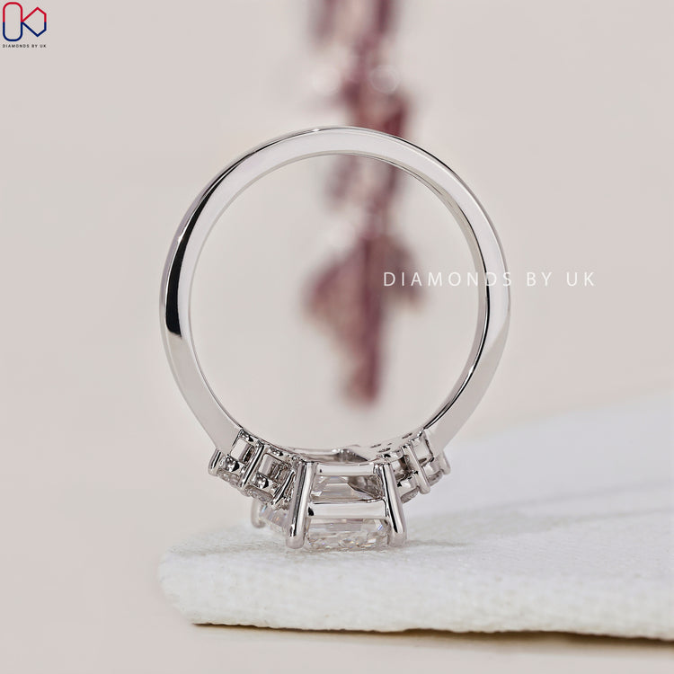 Basket Setting Ring showcasing a timeless style.

